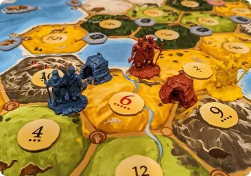 Strategische bordspelkaart in kleur met zeshoekige tegels, wegen en nederzettingen voor op tafel.