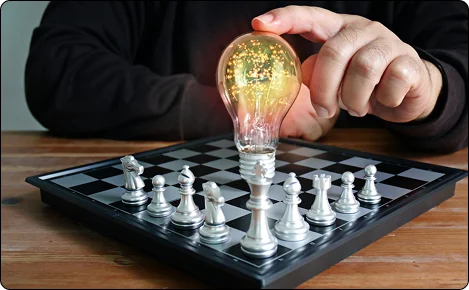 Met een schaakbord en een symbool van een gloeilamp in brand, dat het strategisch idee weergeeft dat tijdens een schaakspel opkomt.
