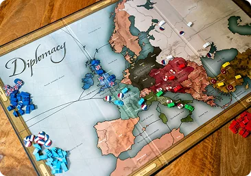 Strategisch bordspel met een Europese kaart waarop legers en vloten op diverse locaties zijn gestationeerd.