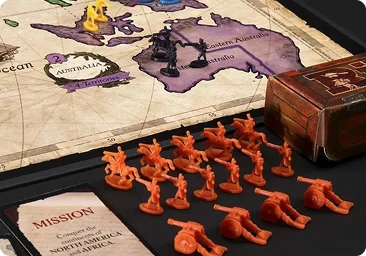 Strategisch bordspel opgesteld met een wereldkaart, legers en kaarten, geplaatst op een Risk-bord.